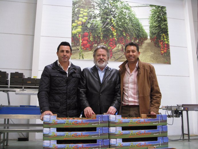 En el centro,  el delegado de Agricultura de la Junta en Almería, Juan Deus, en 
