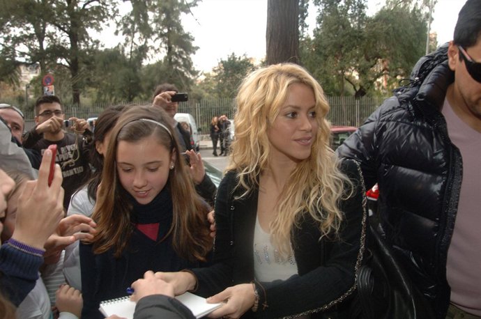 Shakira firma autógrafos al salir de la peluquería