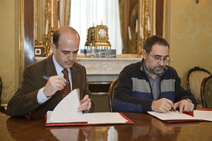 El consejoer Catalán y Molinero firman el convenio para la integración sociolabo
