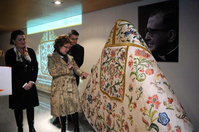 Carmen Pérez contemplan el Terno de Gloria.