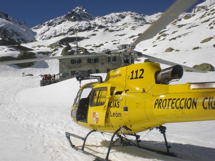 El helicóptero del grupo de rescate, ante el refugio donde se recogió a un excur