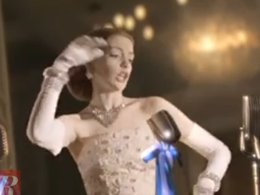 Anne Hathaway Sings 'Evita' 