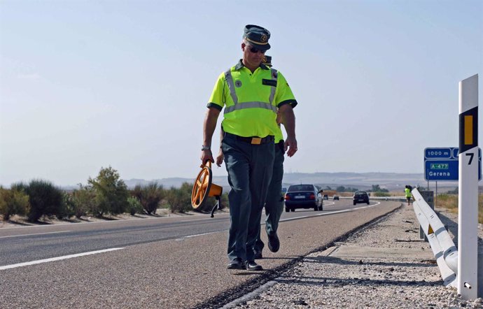 Efectivos de la Guardia Civil de Tráfico en una carretera de Andalucía
