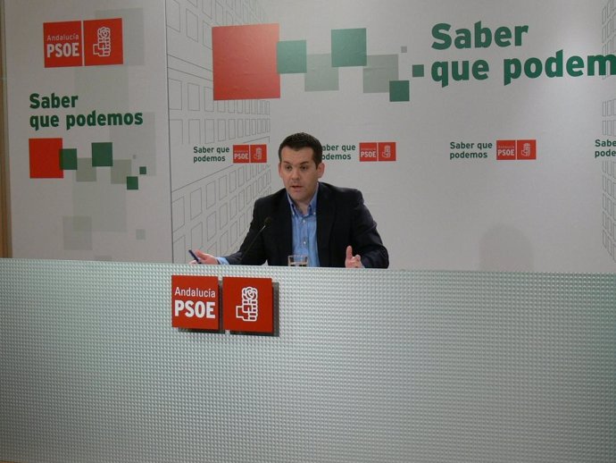 El alcalde de Alhendín, Miguel Ángel Gamarra, presenta un informe del Seprona so
