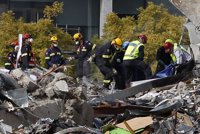 Rescatan a un superviviente del terremoto tras amputarle las piernas con una navaja suiza