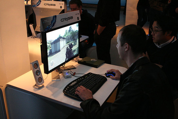 Jóvenes jugando online en un cibercafé.