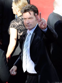 El actor Charlie Sheen en la alfombra roja