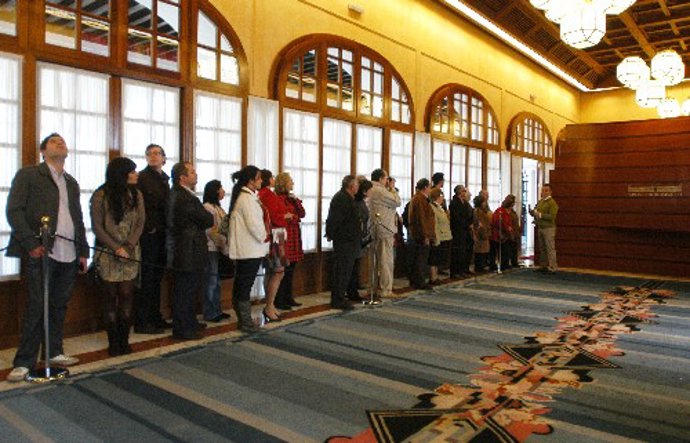 Visitantes al Parlamento andaluz durante la jornada de puertas abiertas de 2010