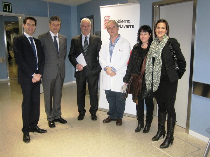 Los parlamentarios navarros en su visita a la Unidad de Reproducción Asistida de