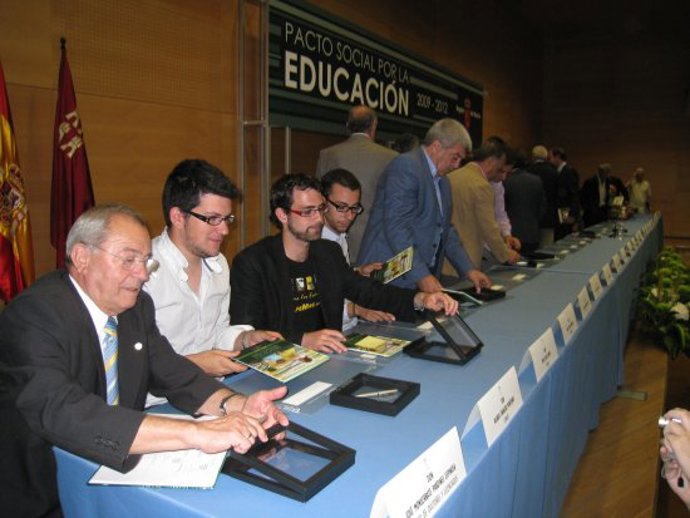 Firma del Pacto Social por la Educación en mayo de 2009