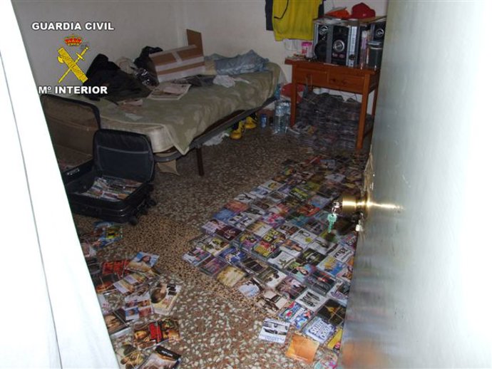 Una de las estancias de la vivienda donde la Policía Judicial encontró el materi