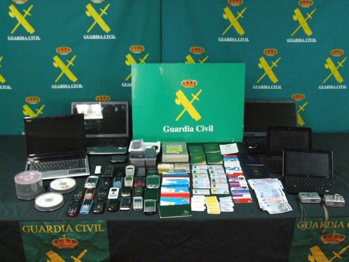 Material incautado en una operación de la Guardia Civil contra estafas bancarias