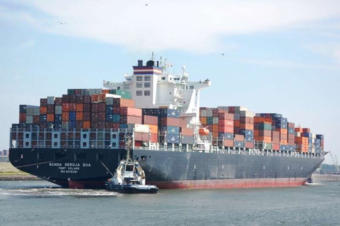 Portacontenedores Bunga Seroja Dua en el muelle de Santa Cruz de Tenerife
