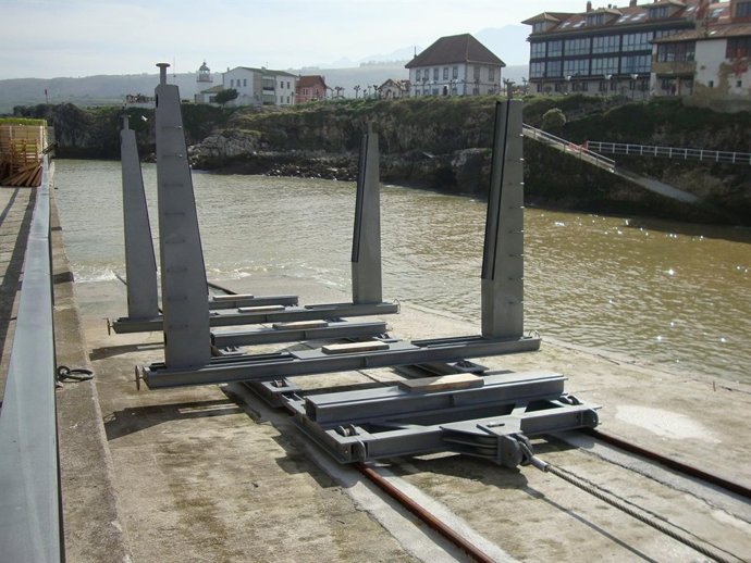 Carro de varada del puerto de Llanes