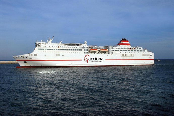 Buque de Acciona Trasmediterránea