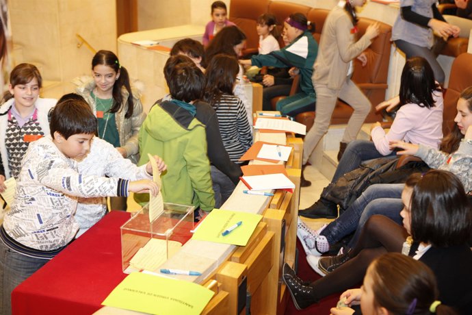 Niños en el Parlamento de Cantabria