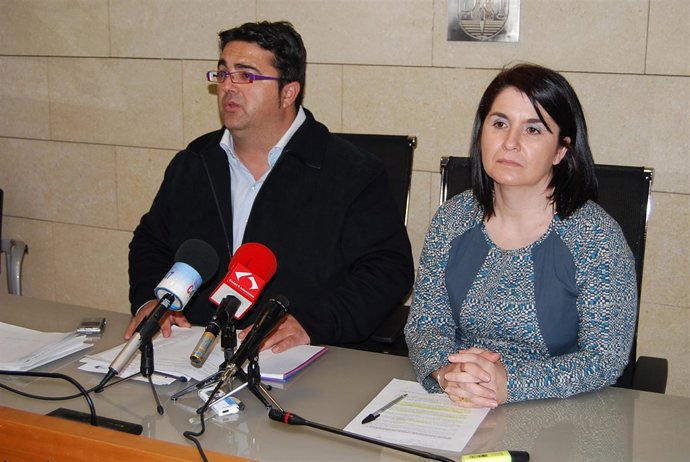 El concejal de Participación Ciudadana, Juan Carrión, y la concejal de Comercio,