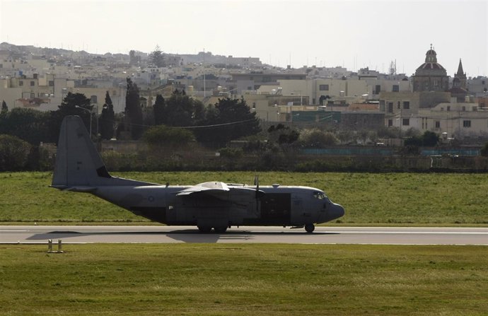 Avión militar británico en el aeropuerto de Malta