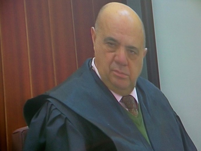 El letrado de Santiago del Valle, Juan López Rueda, expone sus conclusiones en l