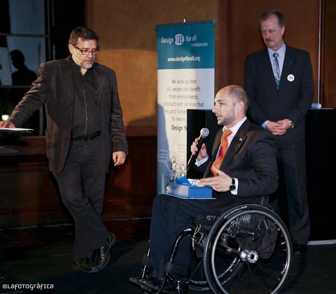 El concejal de Accesibilidad, Raúl López, recoge el premio de Diseño para Todos 