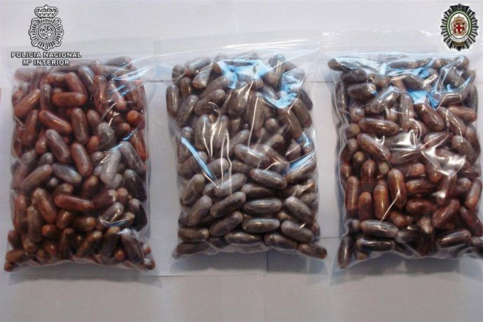 Bellotas expulsadas por tres 'mulas' de Almería