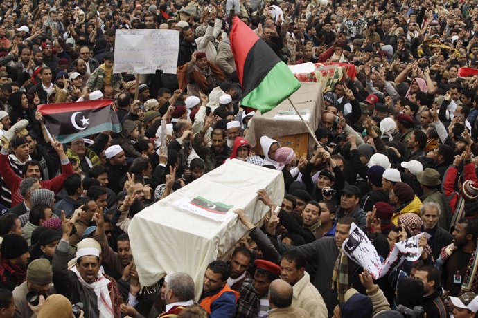 Manifestantes antigubernamentales en Bengasi, Libia
