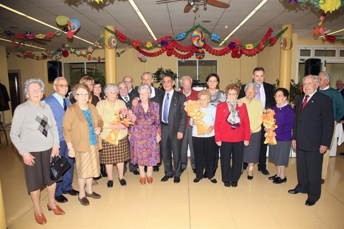 Revilla y Gorostiaga con los mayores del Centro Social de Camargo