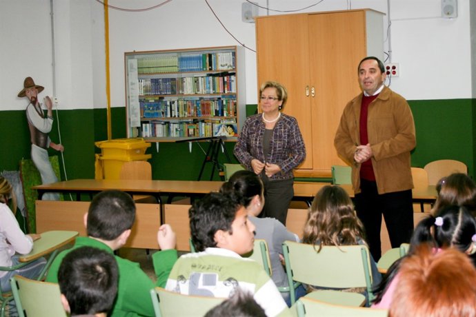 : La presidenta de la Diputación, Petronila Guerrero, en su charla en el colegio