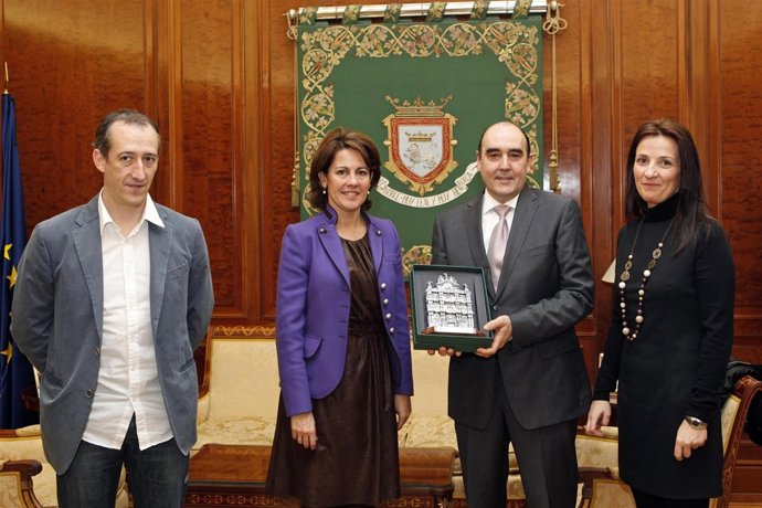 Barcina recibe al equipo directivo del CIP Virgen del Camino.