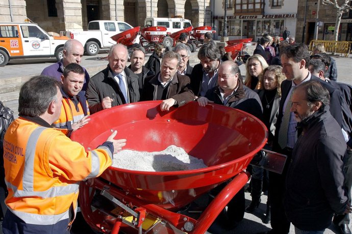Mediavilla entrega el material a los ayuntamientos