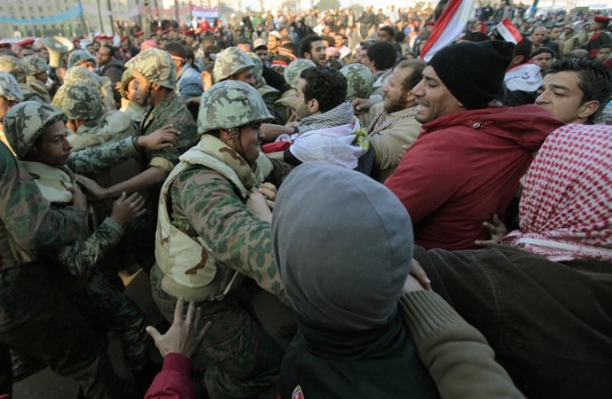 Militares egipcios y manifestantes en la plaza Tahrir