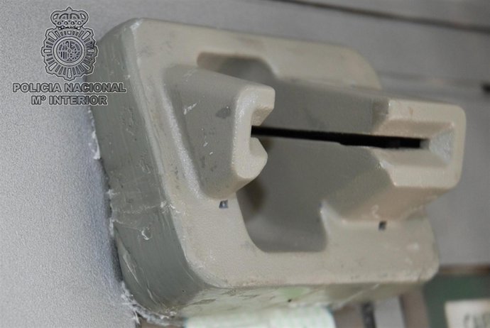 Los detenidos trataban de colocar un lector de tarjetas en el cajero automático