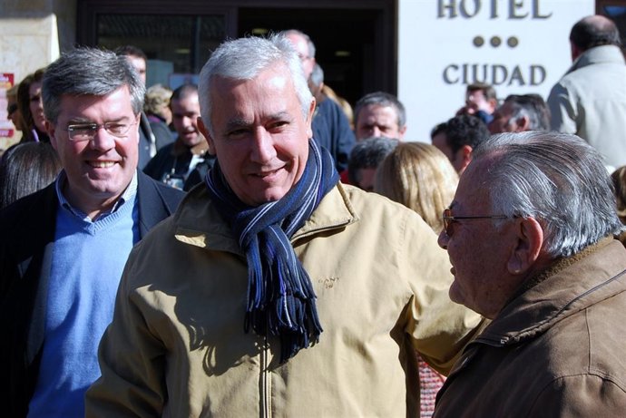 El presidente del PP-A, Javier Arenas, junto al candidato a la Alcaldía del PP y