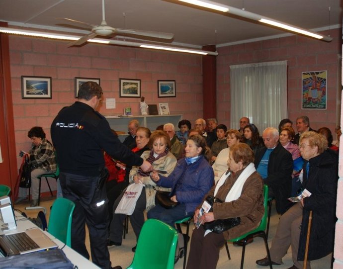 Policía Nacional aconsejando a los ancianos