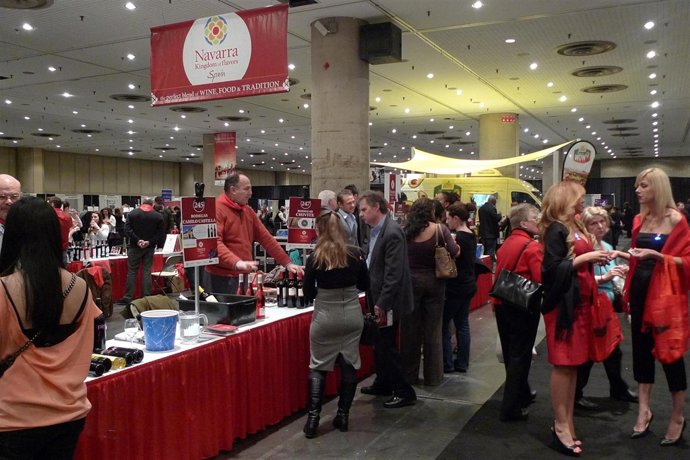 Los numerosos asistentes a la feria del vino en la que participó Navarra pagaron