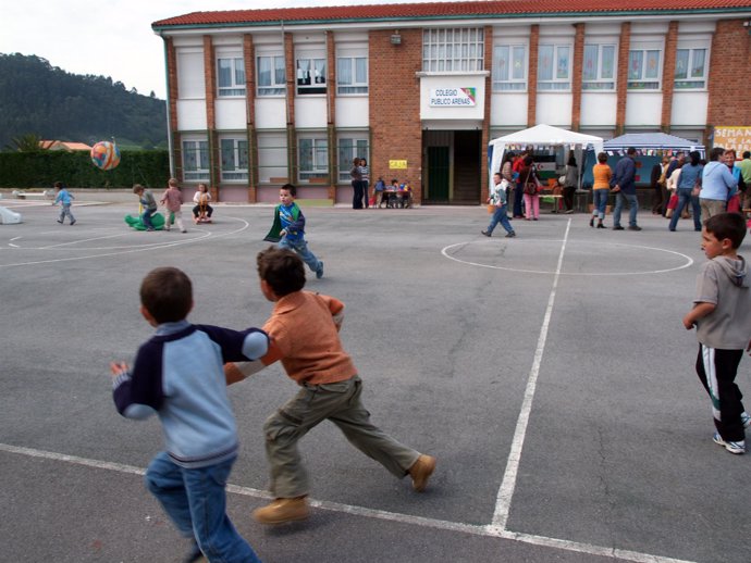 Niños jugando en el patio de un colegio. 