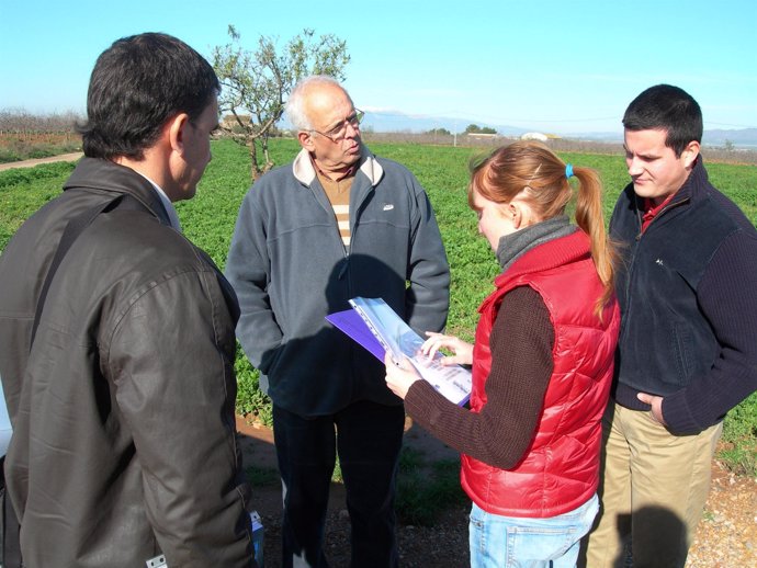 La imagen muestra una visita de técnicos a una explotación agraria para asesoram