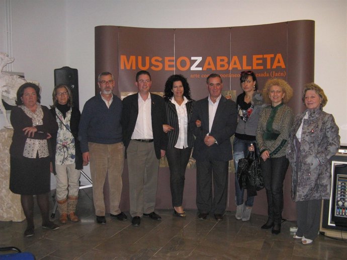 Lucía Iquierdo y María José Hernández, nuera y nieta de Miguel Hernández, junto 