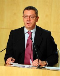 Gallardón alaba el modelo del PP extremeño de hacer un programa con opiniones y propuestas de la gente