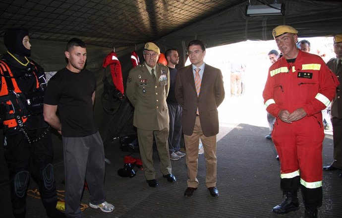 Castellano posa con algunos de los guardias civiles que han recibido formación.