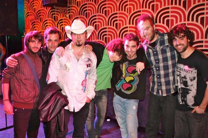 Integrantes del grupo Inquiro junto a miembros del jurado.