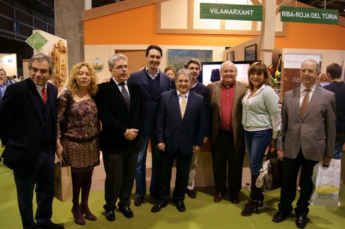 Rus posa junto a diputados provinciales en TCV.