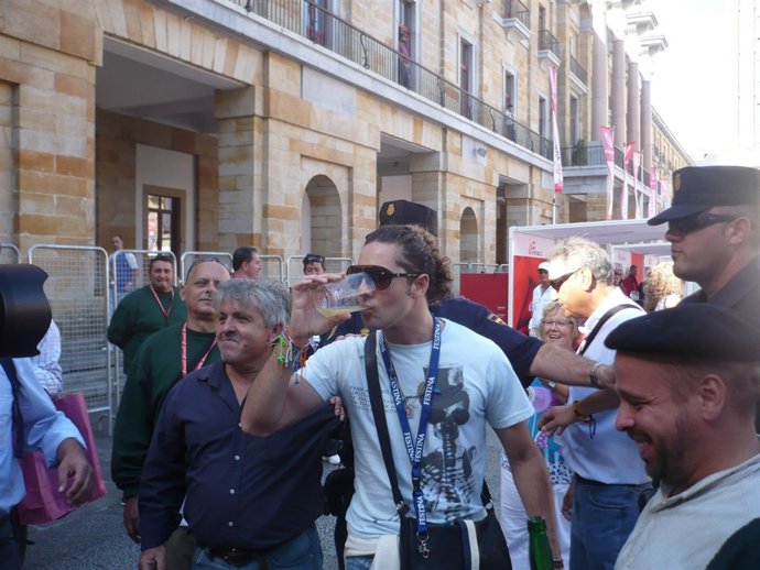 David Bisbal bebiendo un "culín" de sidra en Asturias