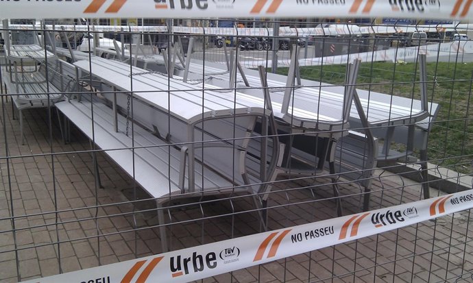 Los bancos "helados" de la avenida Mistral de Barcelona