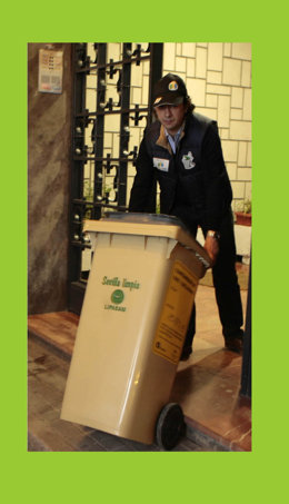 Jacinto sacando cubos de basura