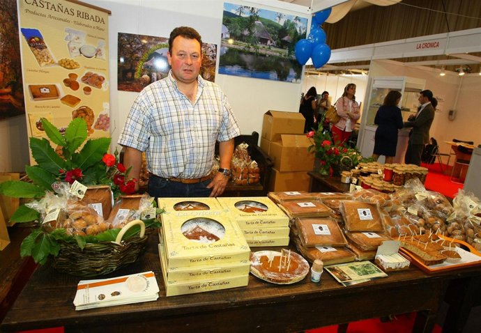 Expositor de la empresa Castañas Ribada en una feria.