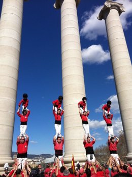 'Castellers' ante las 'Cuatro Columnas' de Josep Puig i Cadafalch, en Barcelona