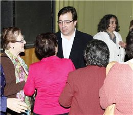 Vara conversa con algunas viudas