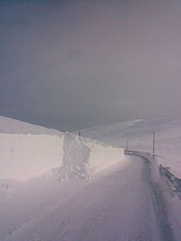 La carretera del puerto de Belagua tras una nevada. 