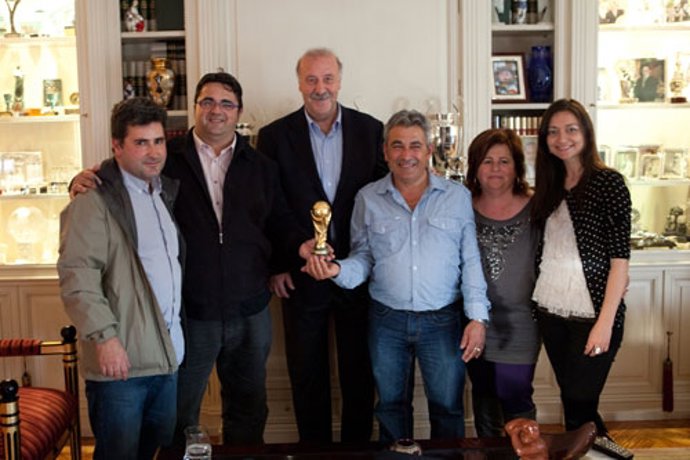 Vicente del Bosque junto a miembros de D'Genes